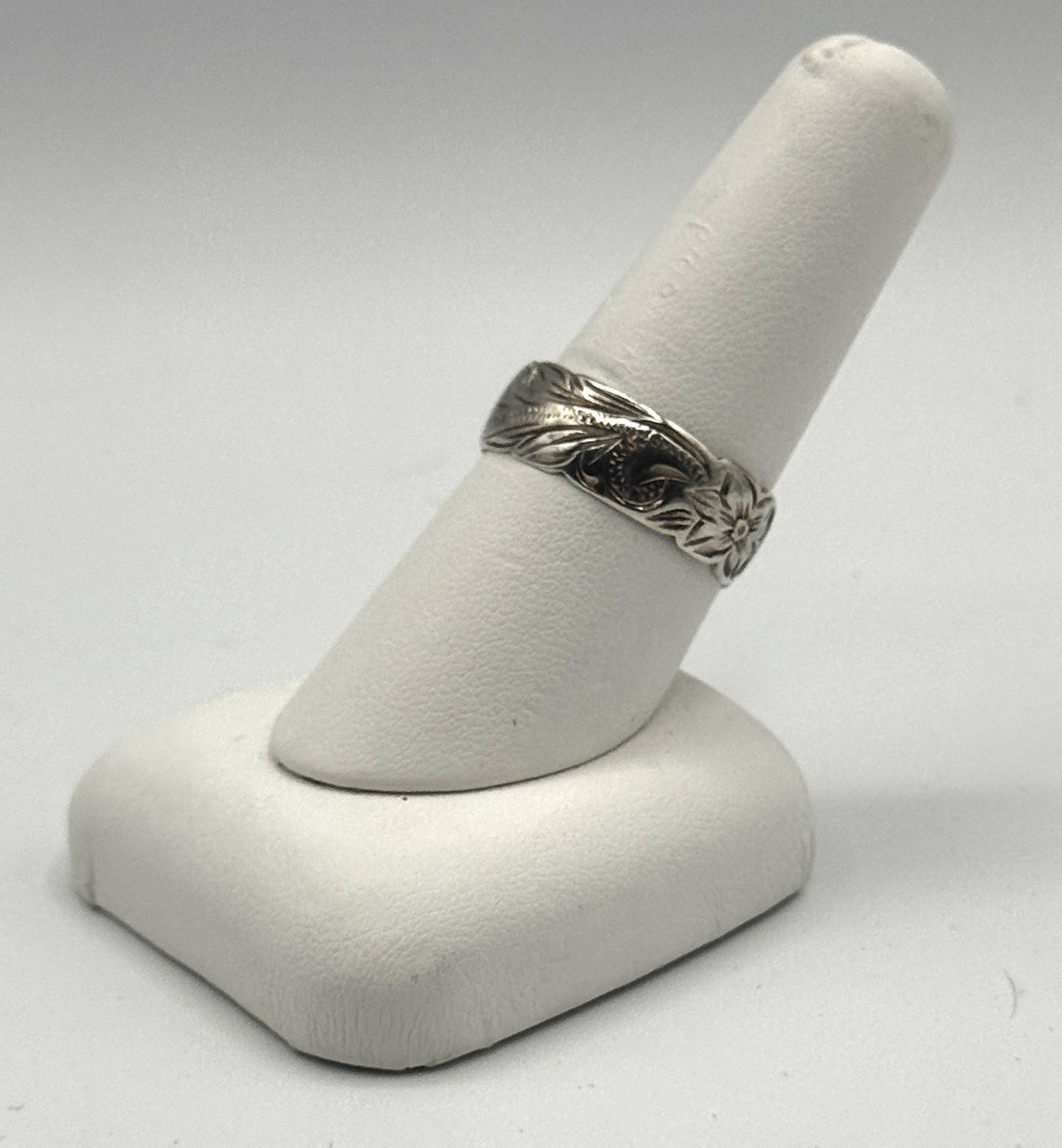 Sterling Silver Carved Floral Band Ring – Size 9