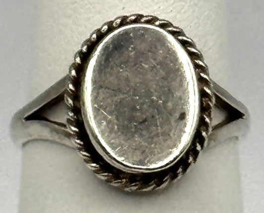 Sterling Silver Vintage Engravable Oval Ring – Size 5.5